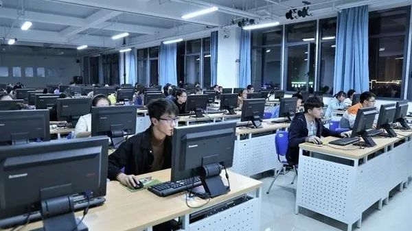 智能信息管理學院 融合創新，引領數字化時代餐飲與旅游管理